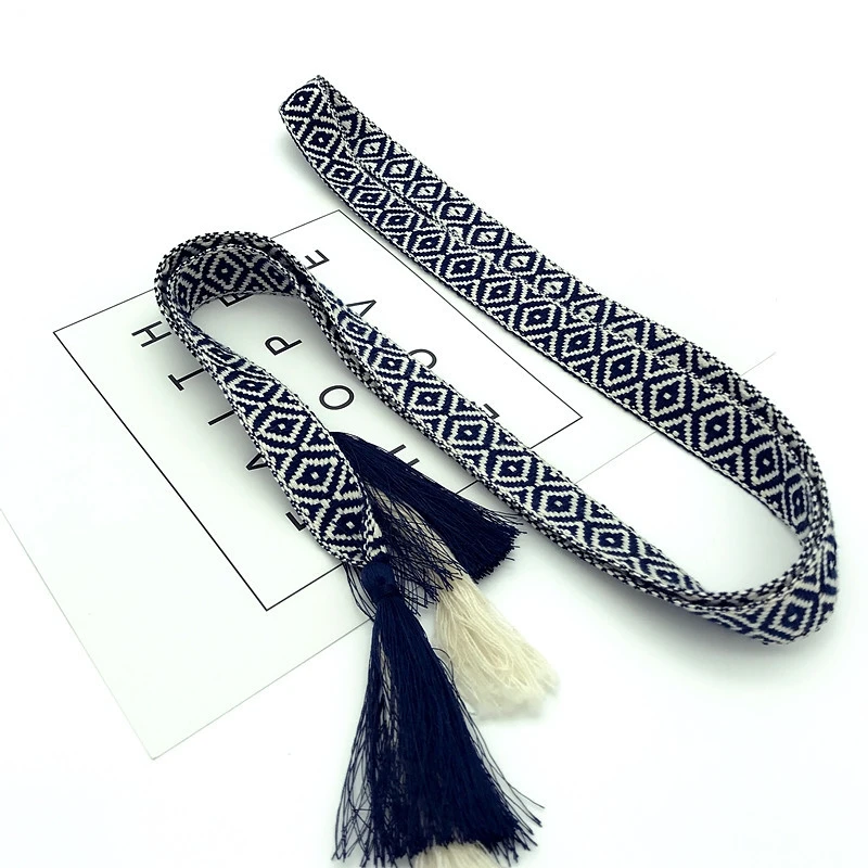 Женский пояс в клетку черный и белый с тонкими кисточками украшенный веревкой