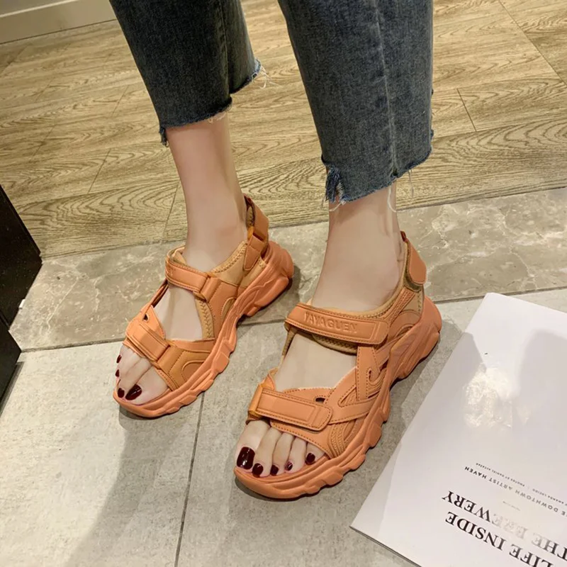 Летние разноцветные женские босоножки на платформе Розовые туфли танкетке