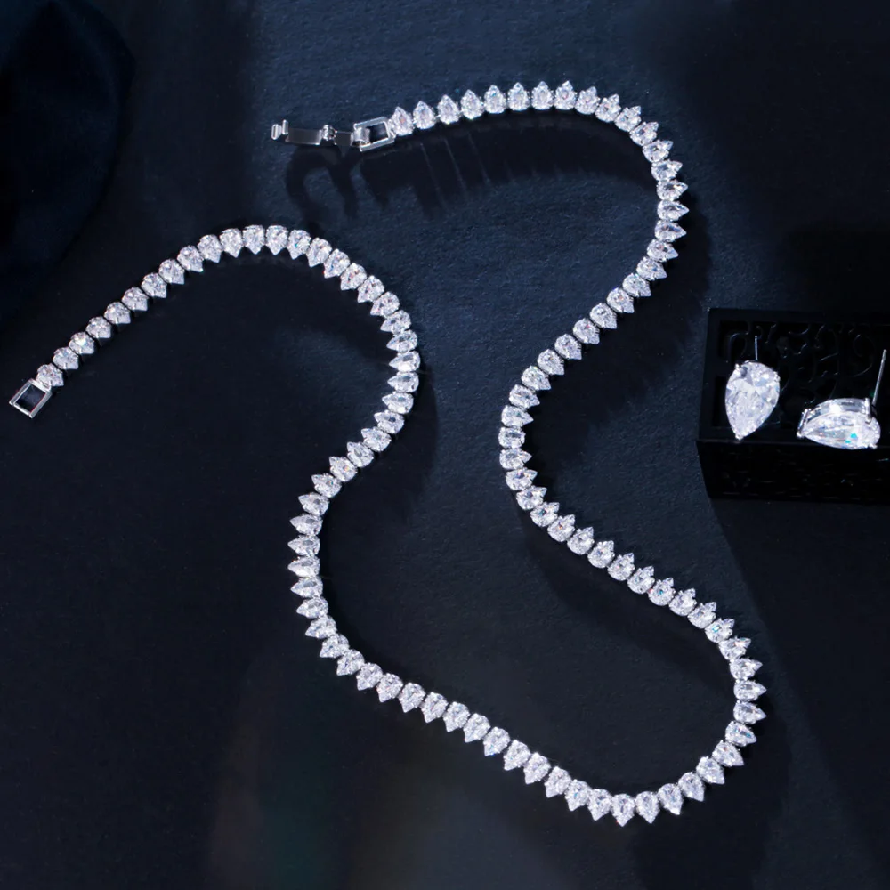 Серьги-гвоздики в виде капли воды из белого и золотого фианита | Украшения