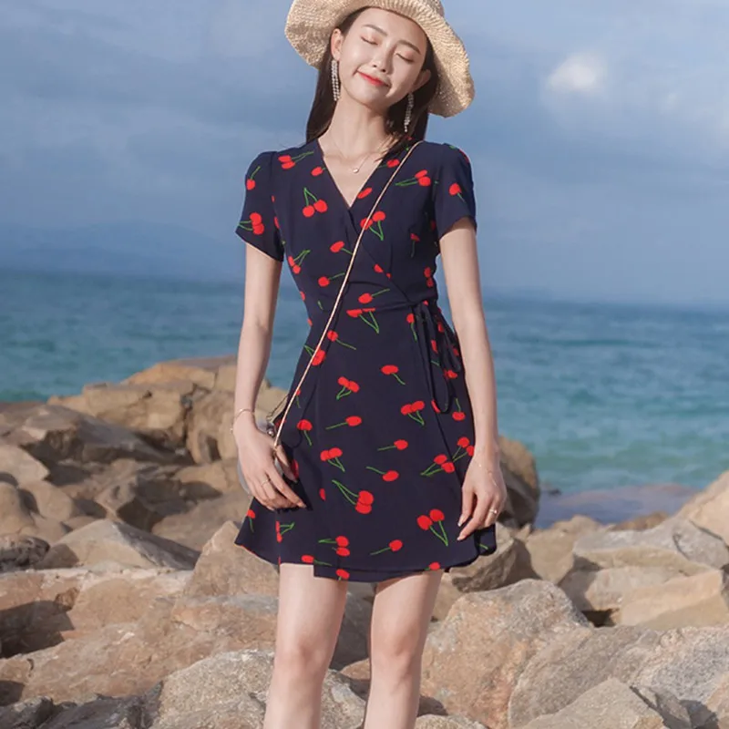Летнее женское платье с цветочным принтом и v-образным вырезом богемное на