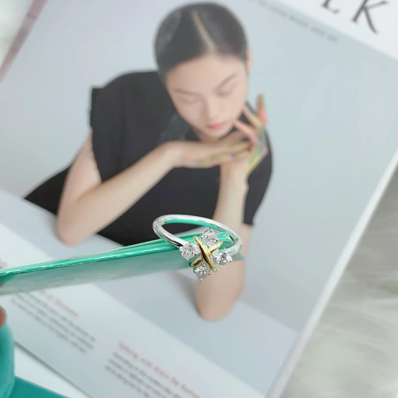 Женское кольцо с инкрустацией из циркония стерлингового серебра 925 пробы