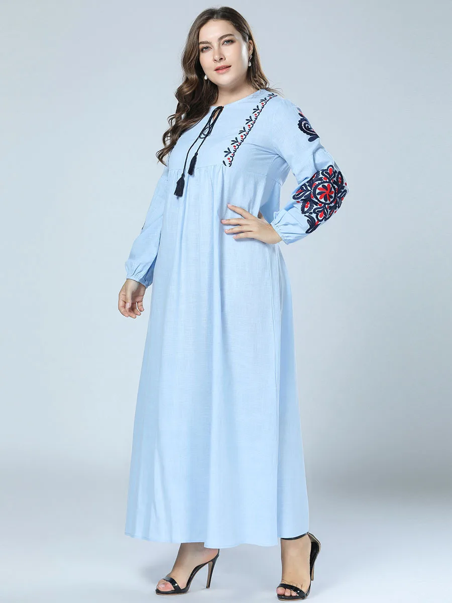 Женское длинное платье кафтан светло голубое с вышивкой мусульманское большого