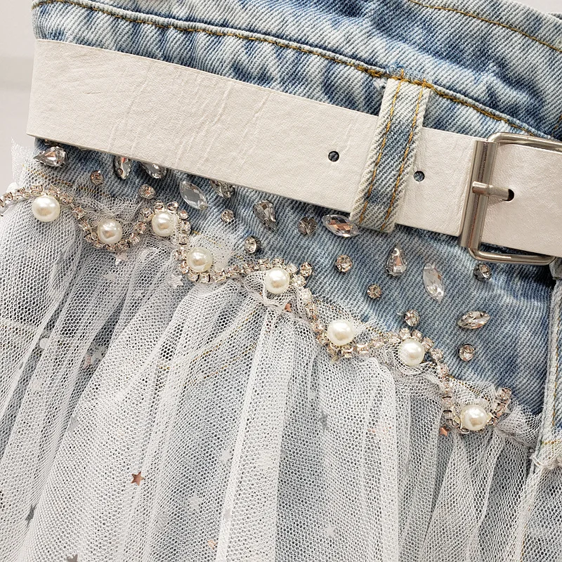 Женская джинсовая юбка с бисером голубая высокой талией и поясом-кушаком лето 2022