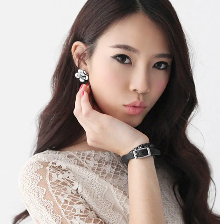 Женские серьги-гвоздики с цветком розы черные и белые серьги из смолы ювелирные