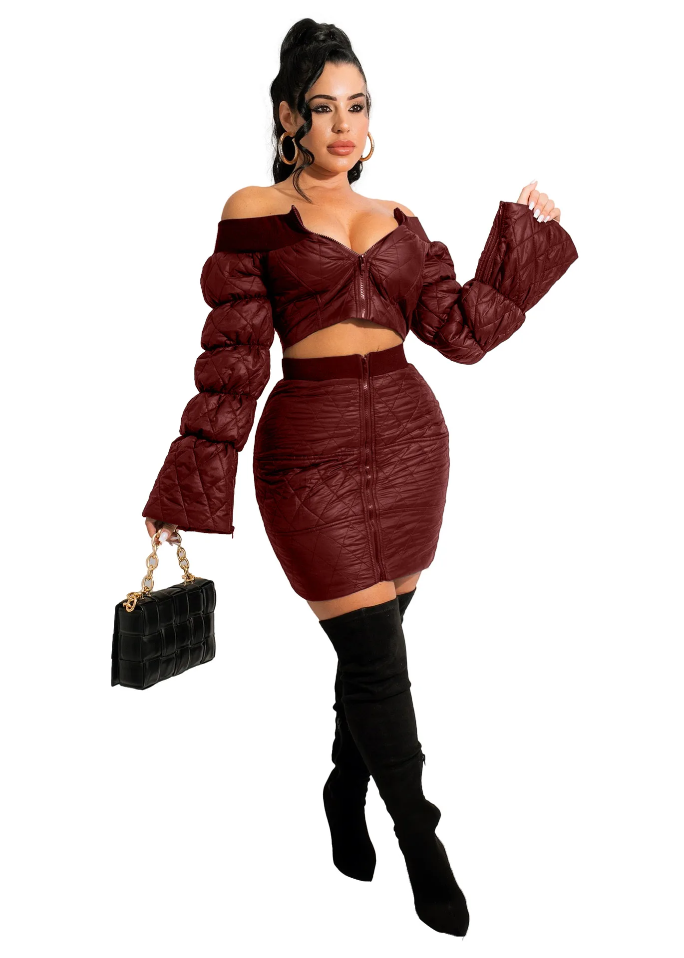 

Осенний сексуальный однотонный комплект из двух предметов, топ с воротником-лодочкой и рукавами-фонариками и мини-юбка с высокой талией, же...