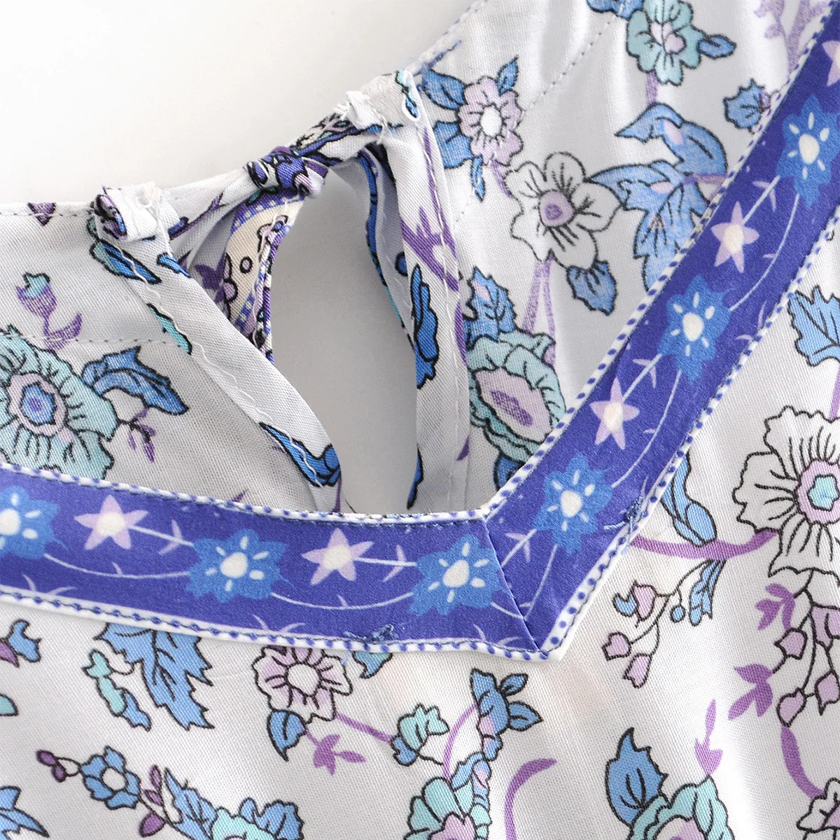 Женское винтажное платье макси на бретельках голубое с цветочным принтом