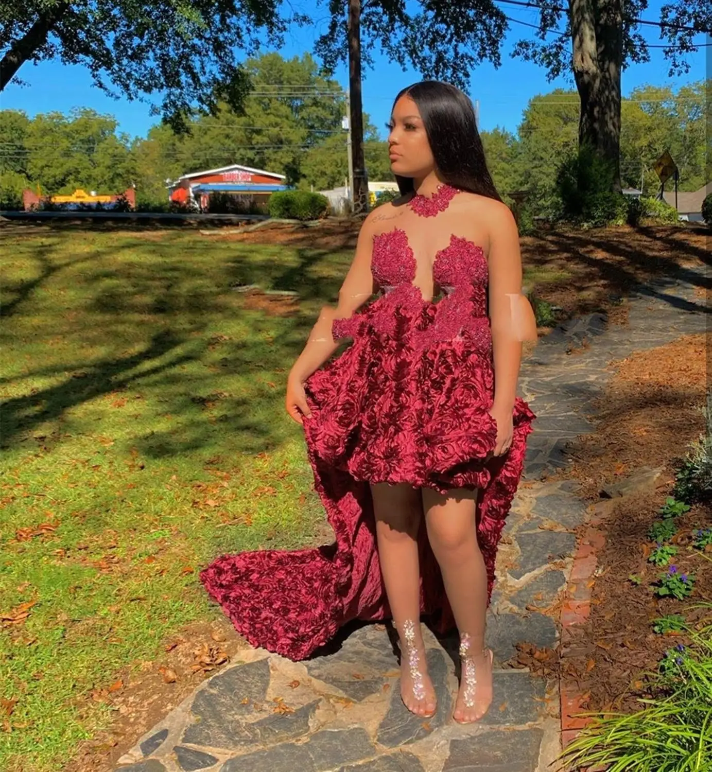 Женское платье со шлейфом спереди длинное для выпускного вечера с цветами розы