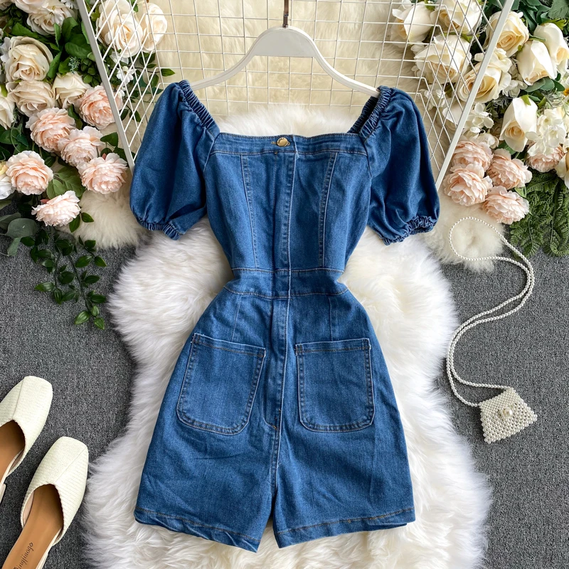 Женский джинсовый комбинезон с карманами голубой винтажный из денима коротким