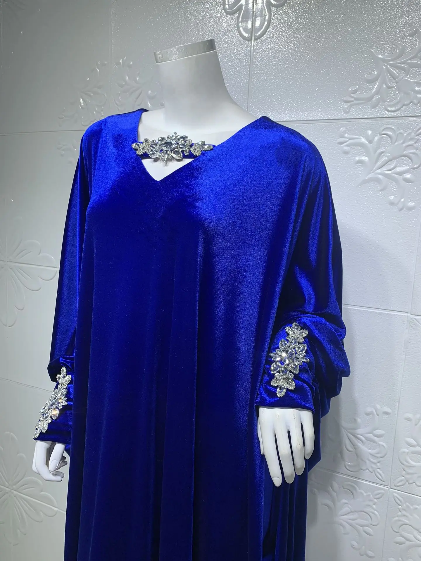 

Elegant Velvet Crystals Women Dubai Dresses Ramadan Party Long Sleeves Loose Abaya Kaftan Muslim Arabic Long Dress Real Image