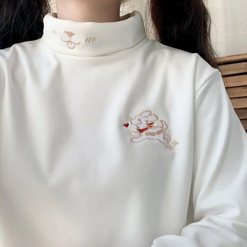 

Женская белая футболка с длинным рукавом и вышивкой