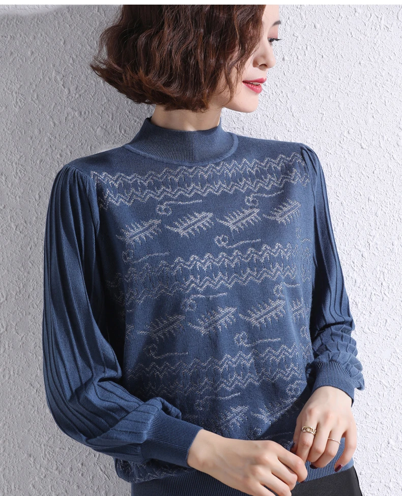 

Женский трикотажный свитер с высоким воротником и принтом