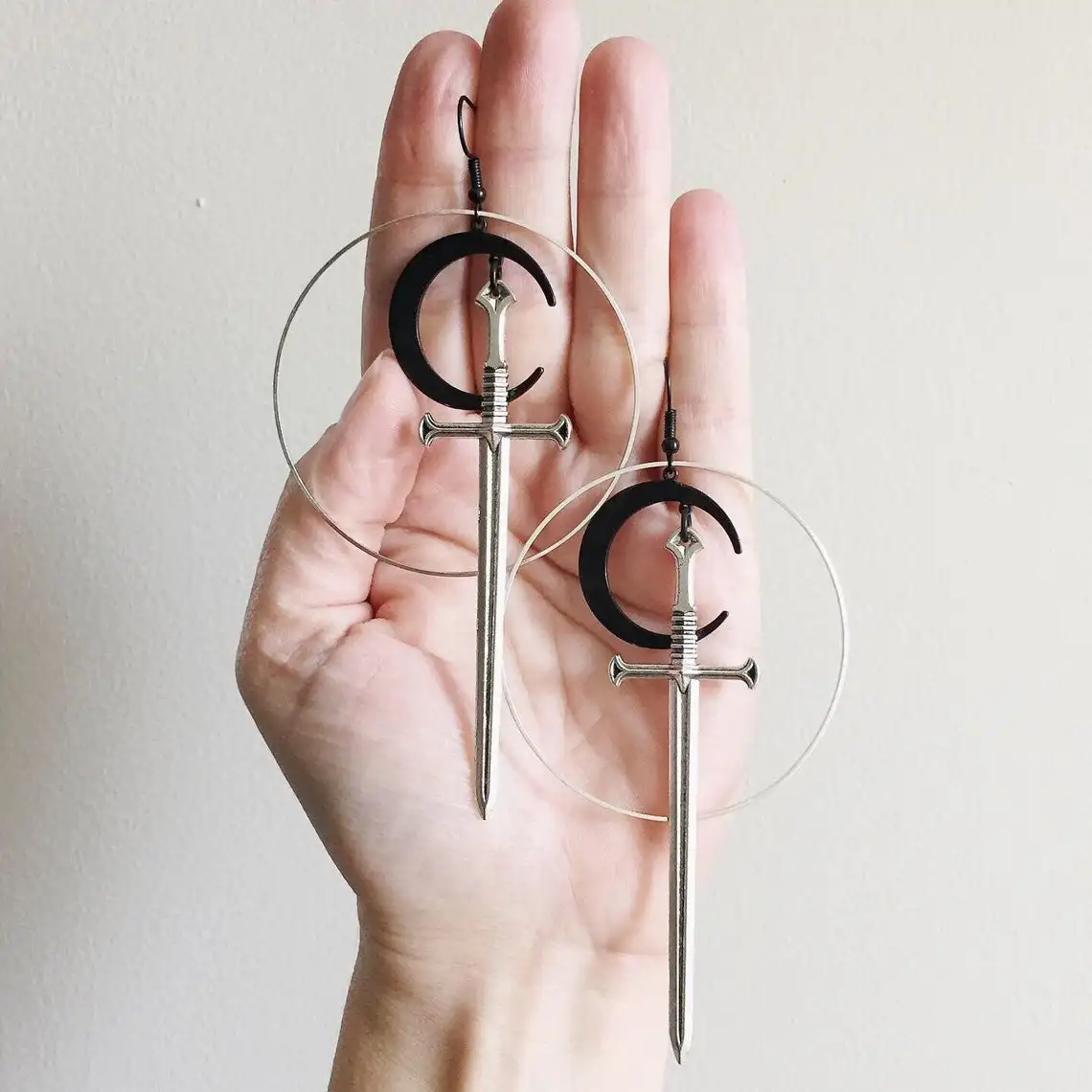 Серьги с Луной и мечом готические ювелирные изделия Волшебная готика Таро кинжал