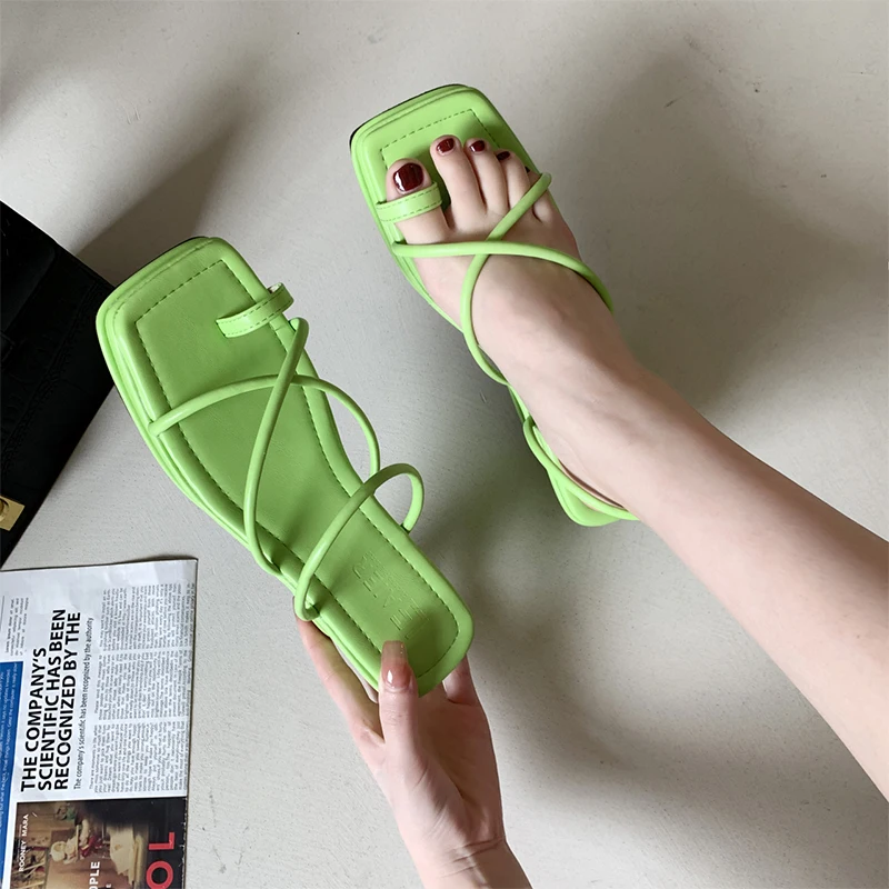 

2021 Women Green Platform Wedges Slippers Narrow Band Slides Fashion Square Separate Toe Slippers Women Summer Shoes Black White