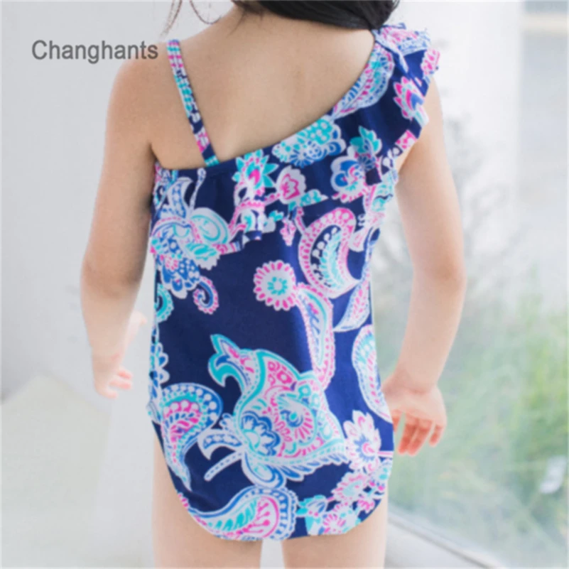 Купальный костюм для девочек темно синего цвета с классическим цветочным узором