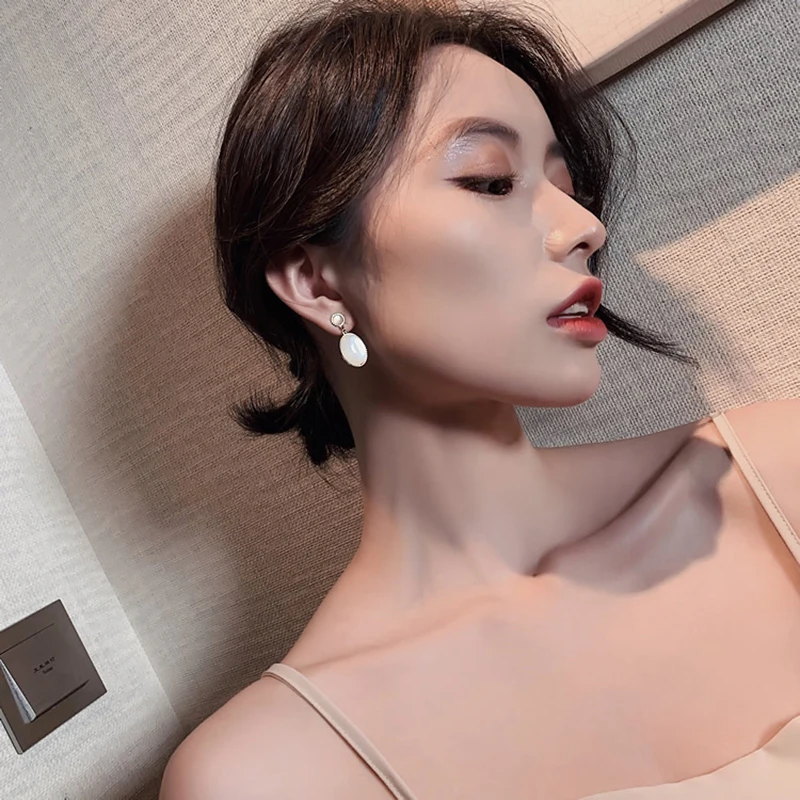 

South Korea New White Moonlight Cat's Eye Stone Earrings French High Sense Small Fresh Eardrop Simple Temperament Female Jewelry