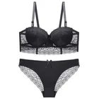 Комплект женского нижнего белья из бюстгальтера пуш-ап и трусиков