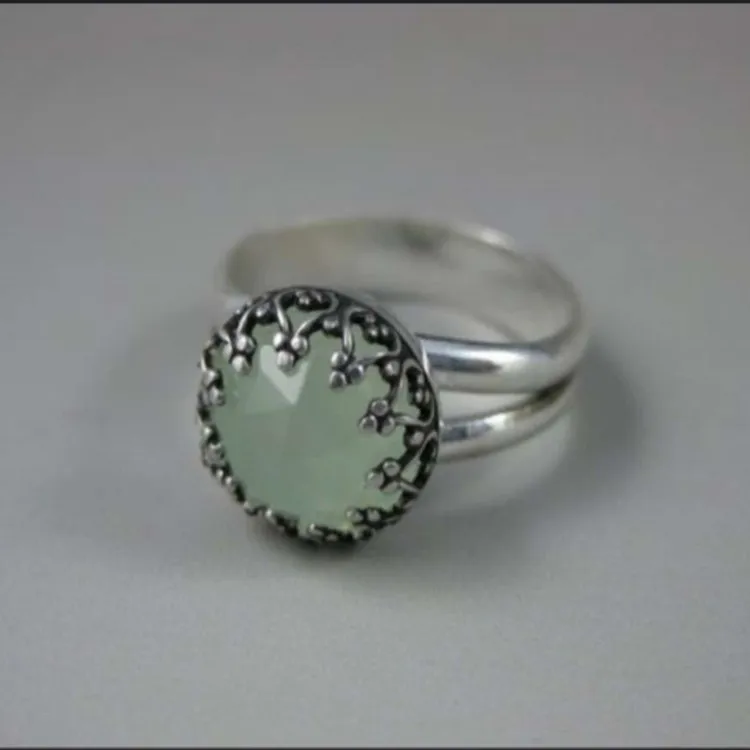 

Retro Ancient Silver Color Light Green Crystal Zircon Alloy Female Ring for Women Party Jewelry Accessories Size 6-11