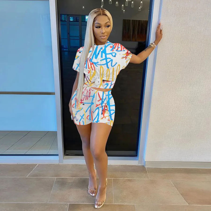 

Женский спортивный костюм в стиле хип-хоп, комплект из двух предметов с принтом граффити, короткий топ с коротким рукавом и круглым вырезом ...