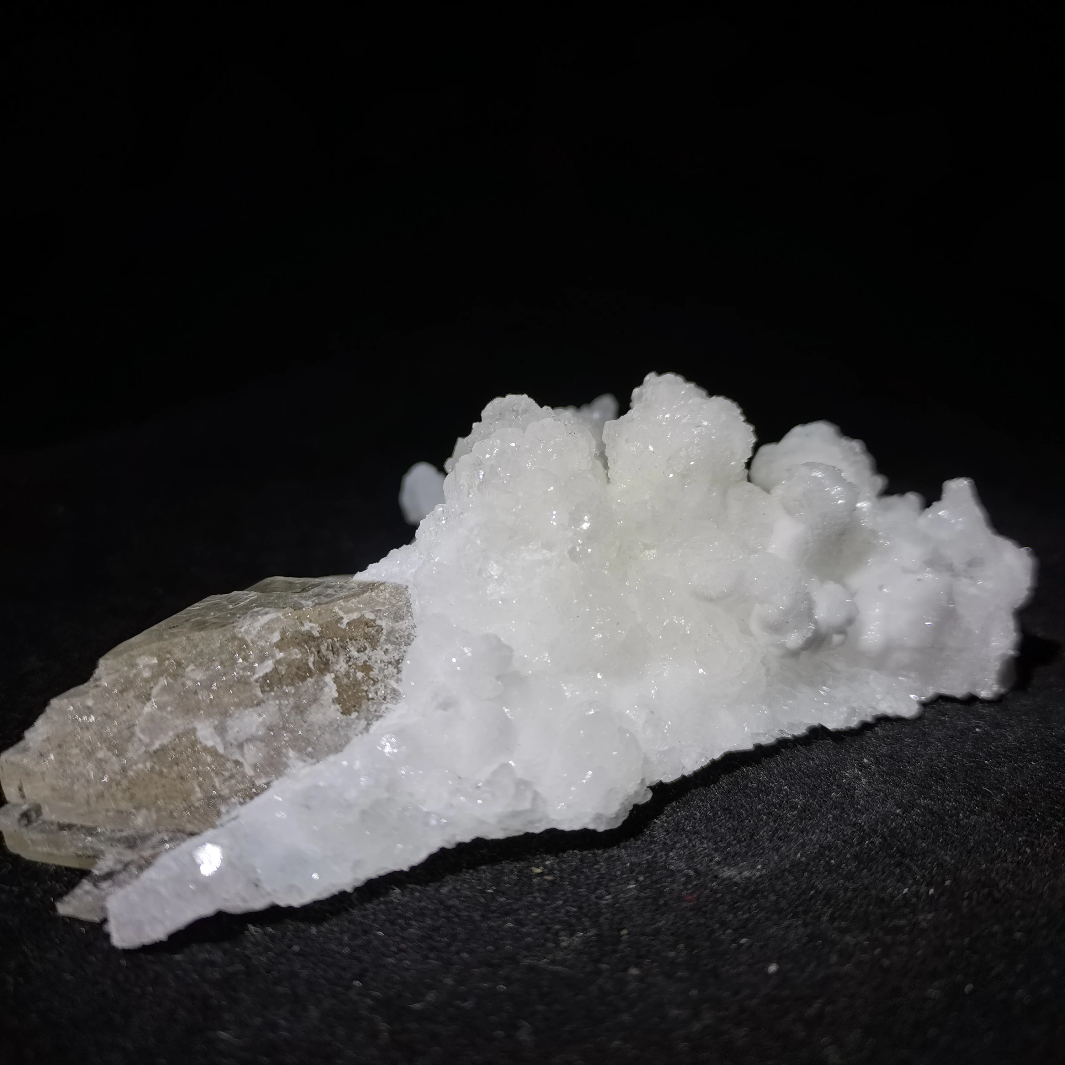 

161.1gElement samples of natural Zincite, crystal and fluorite