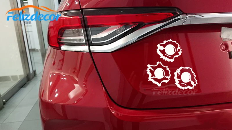 Знак оставленный отверстием сквозь который проходит виниловая наклейка на