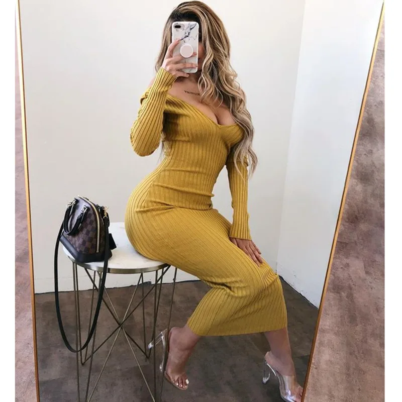 Женское трикотажное облегающее платье-свитер с открытыми плечами | Женская