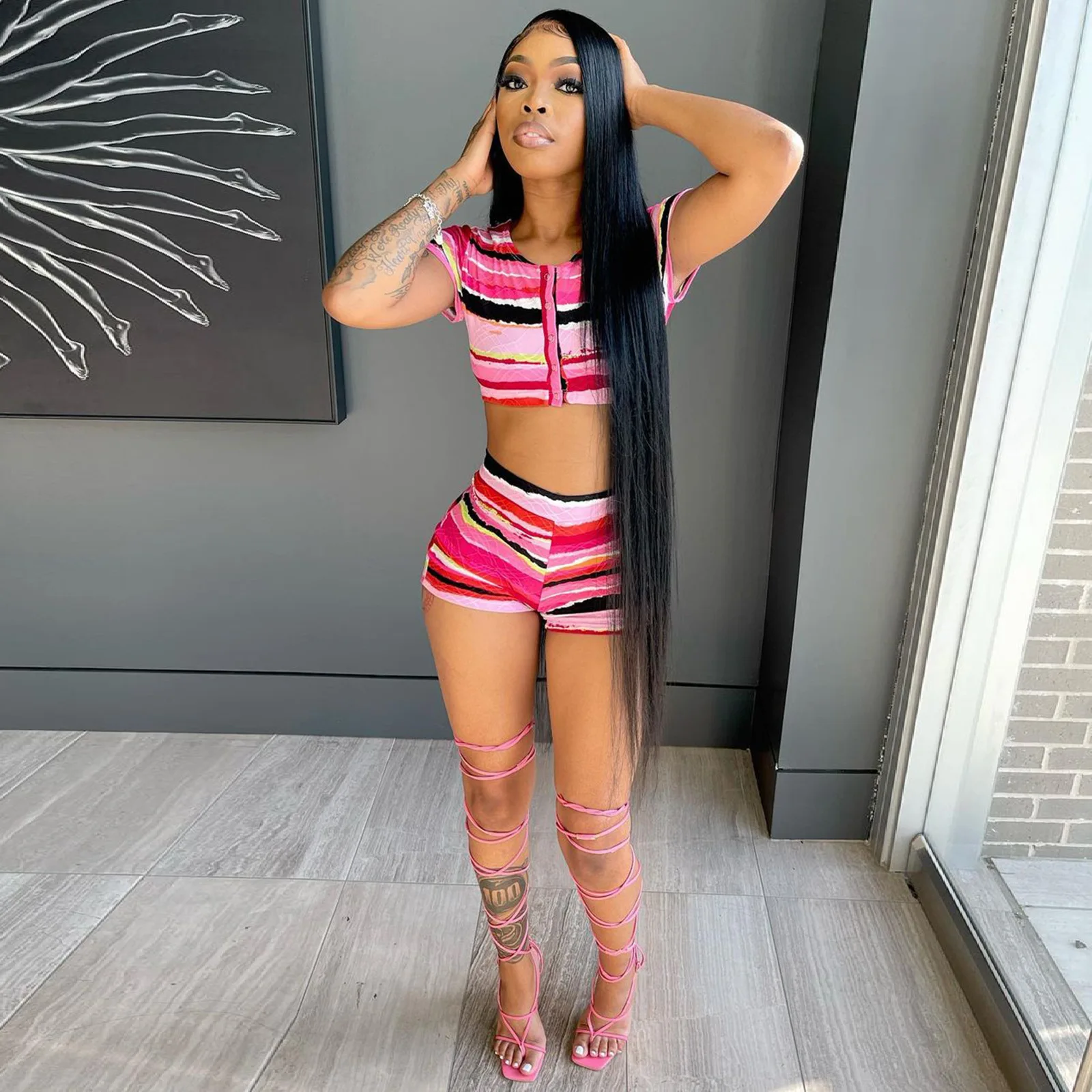 

Комплект из двух предметов Женский, облегающий кроп-топ с цветными вставками в полоску, с коротким рукавом и узкие байкерские шорты, повседн...