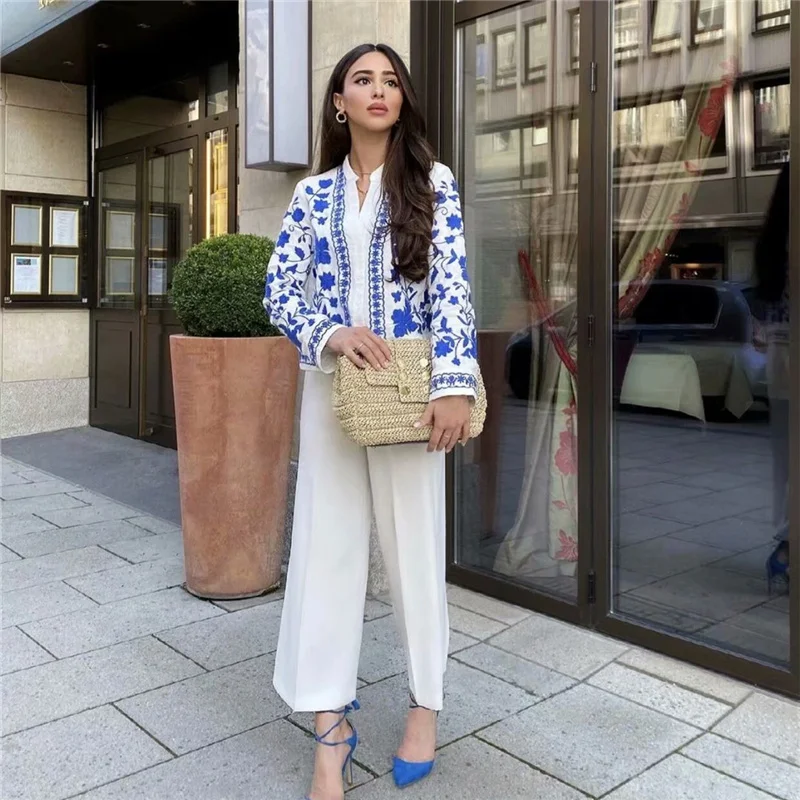 Женская хлопковая куртка с вышивкой элегантная синяя свободная на мягких