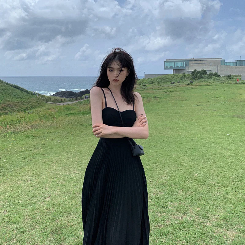 Платье на бретелях в стиле Хепберн Элегантное маленькое черное платье выше