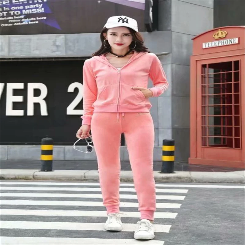 Костюм спортивный женский вельветовый с надписью и воротником-капюшоном на