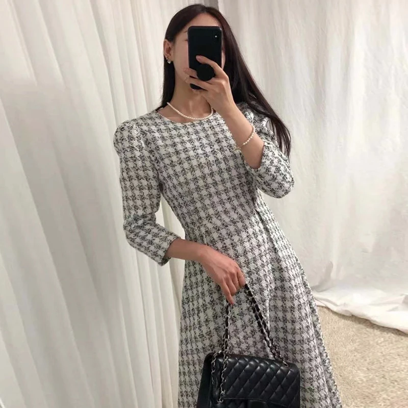 Женское платье средней длины с круглым вырезом плиссированным поясом и рукавом