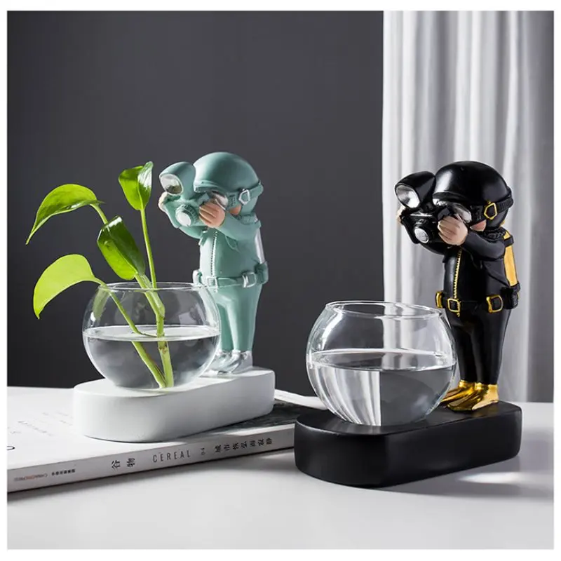 Creative Glass Vase Resin Astronaut Diver Ornaments Flower Vases Hydroponics Desktop Decor Flowers LED Light Pluggable Battery