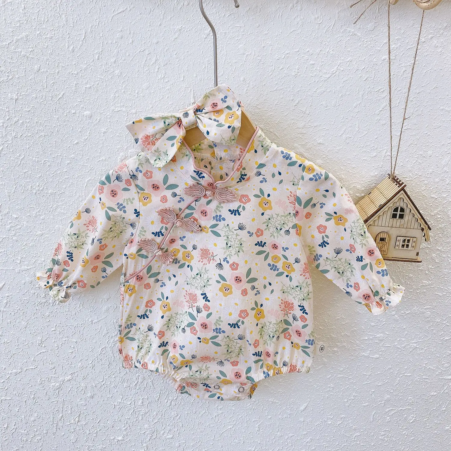 

2021 Baby Spring Autumn Clothing Newborn Infant Girls Kid Floral Long Sleeve+hairband 2pcs Cloth Button Decoration Chinese Style