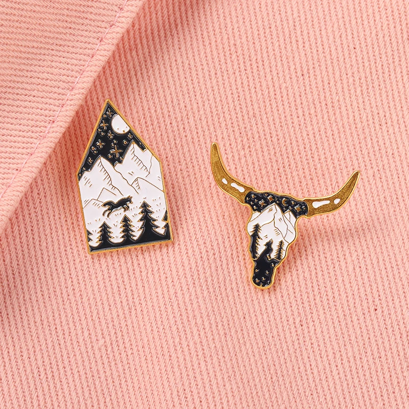 

Delicate Bull head horn brooch Stylish Simple black wolf Nature night view brooch New alloy animal brooch Cartoon Backpack Badge