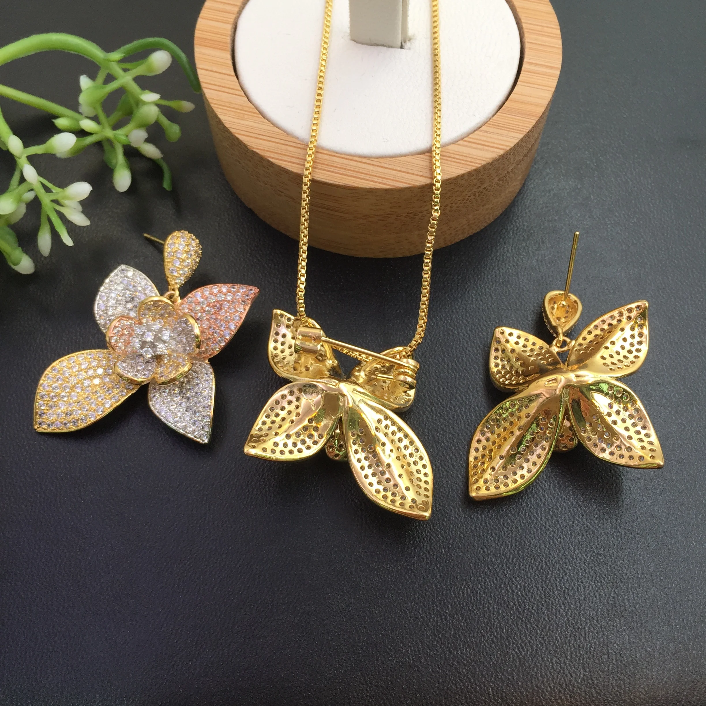 

Lanyika Jewelry Distinctive Blossoming The Arrow Flower Plated Necklace with Earrings Banquet Popular Best Gifts