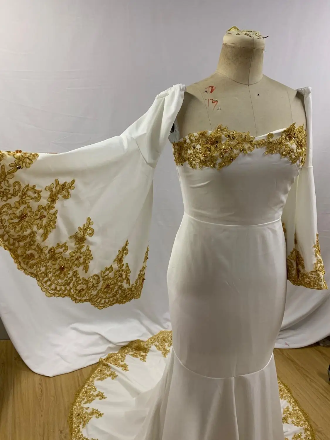 Вечерние платья с открытыми плечами пикантные в пол золотыми аппликациями и