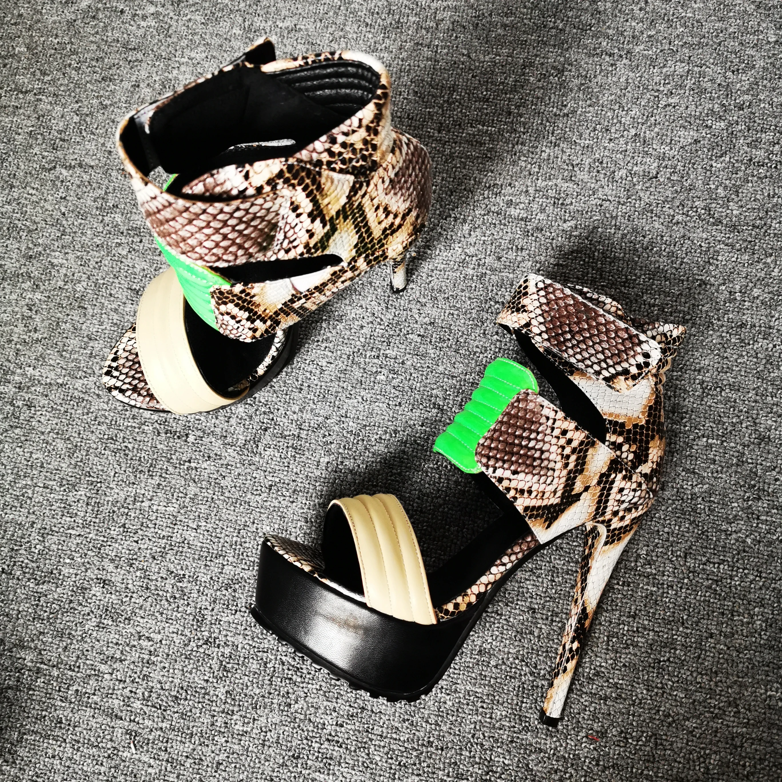 Женские босоножки Fushia на высоком каблуке пикантные туфли с открытым носком