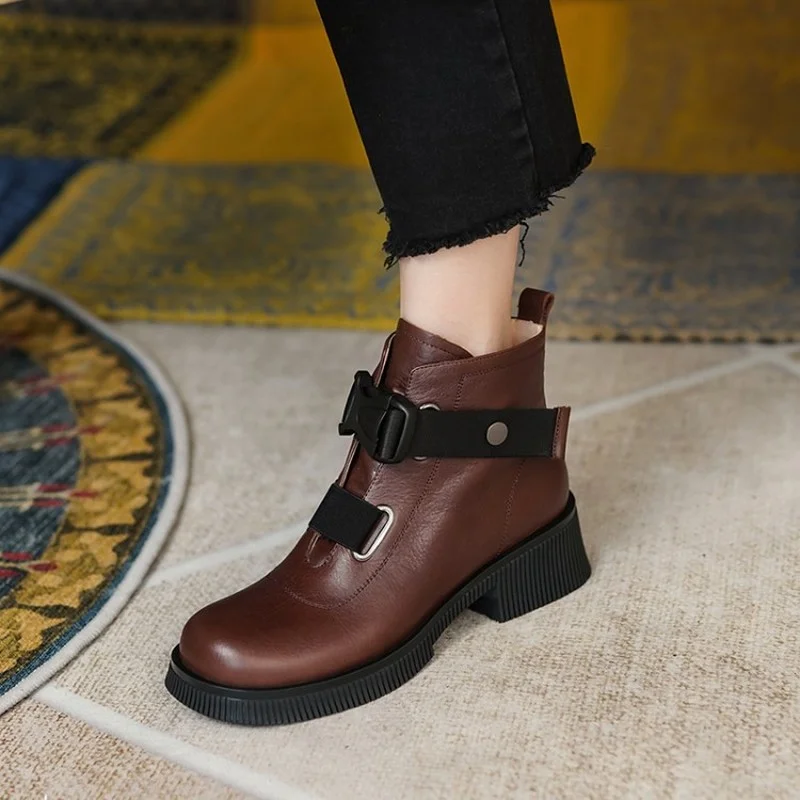 Дешево Кожаные Ботинки Martin на толстой подошве внутри и снаружи, новые стильные короткие ботинки, повседневные женские ботинки с пряжкой и круглым ...