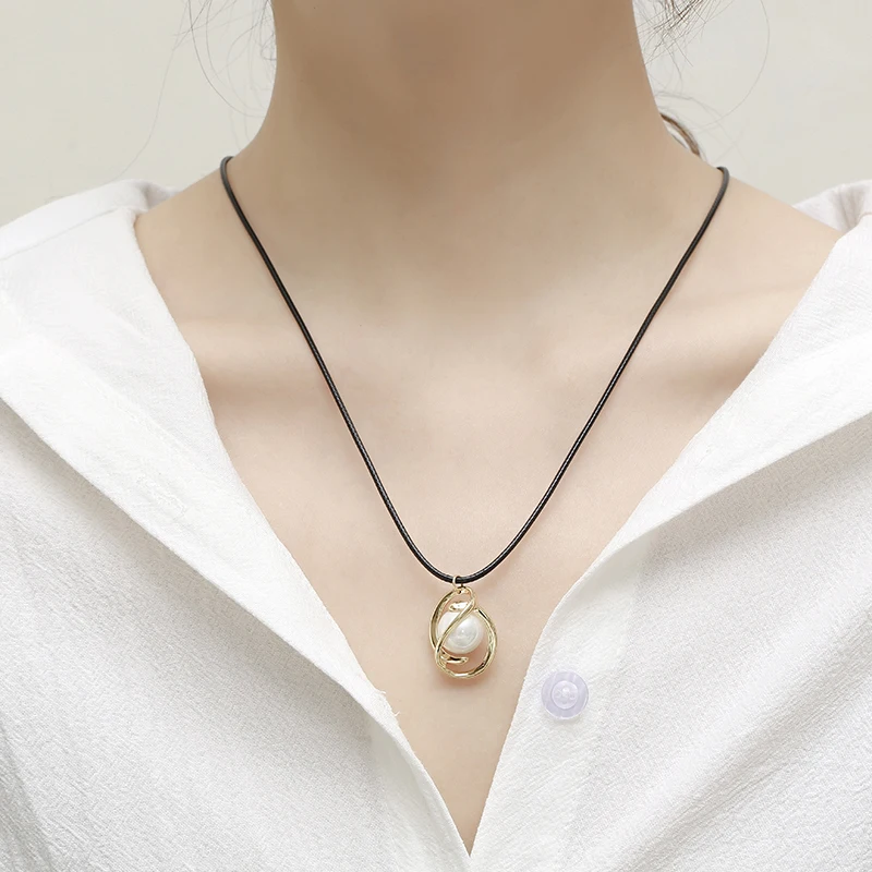 

Fashion pearl pendant necklace alloy choker fashion necklaces gold leather necklace for women fashion Jewelry 2020