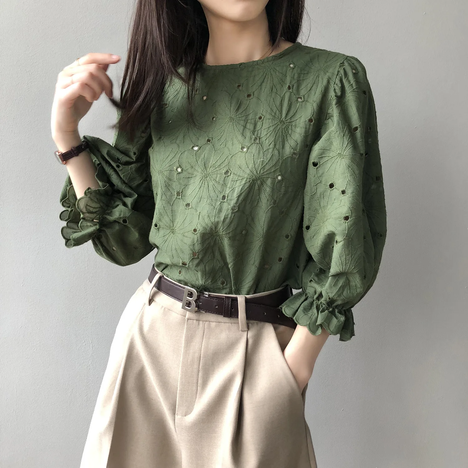 

Cotton Embroidered Hollow Loose Doll White Shirt Women's 2021 Summer New Sweet Round Neck Bubble Sleeve Green Shirt Top 3099