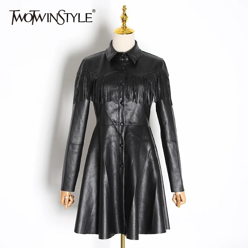 Платье TWOTWINSTYLE Повседневное платье из искусственной кожи с кисточками и отложным