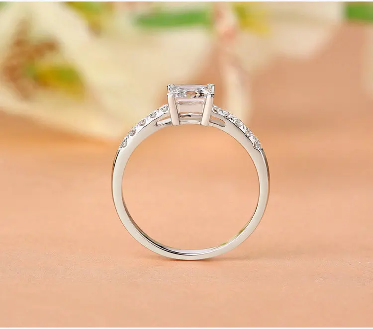 Кольцо женское из белого золота 18 карат с муассанитом 1 квадратное для свадьбы