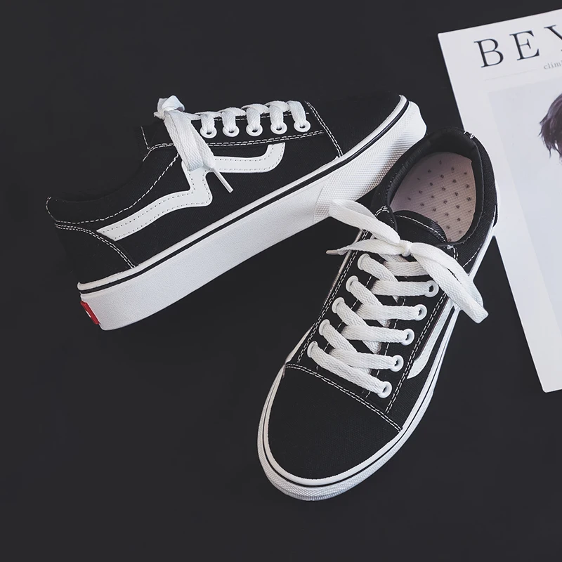 Женские кроссовки на плоской подошве из искусственной кожи платформе