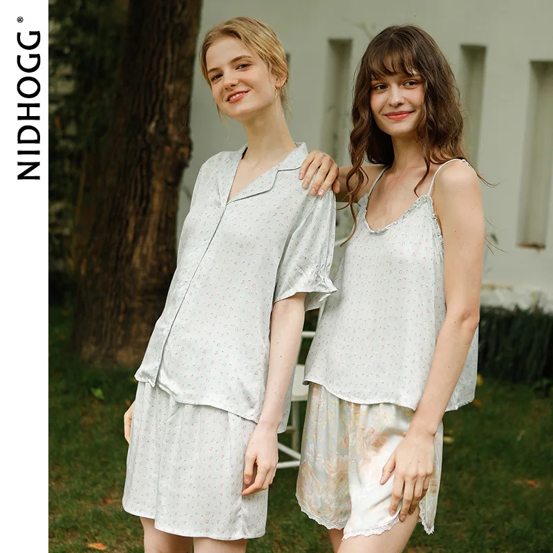 Пижама женская из 2 предметов атласная на тонких бретельках с принтом