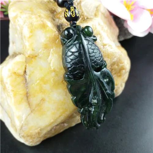 Китайская подвеска в виде золотой рыбки из натурального черного и зеленого