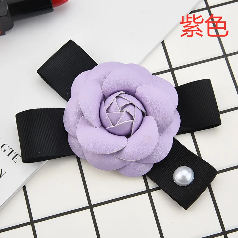 Purple Корейская мода милый романтический кожаный цветок камелии лук брошь ювелирные изделия роскошный Нагрудный значок на булавке сумка с бантом женские аксессуары - Окраска металла: Purple