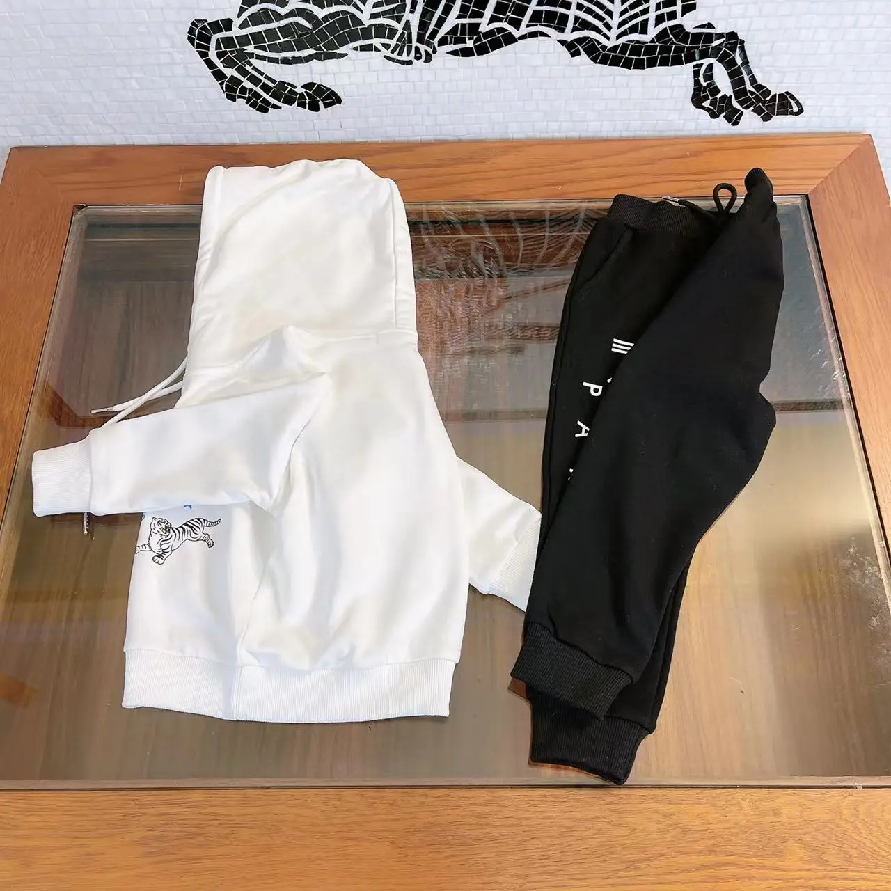 

Дизайнерская детская одежда, новинка 2021, свитер с капюшоном и вышивкой тигра для мальчиков с повседневными брюками, простая атмосфера