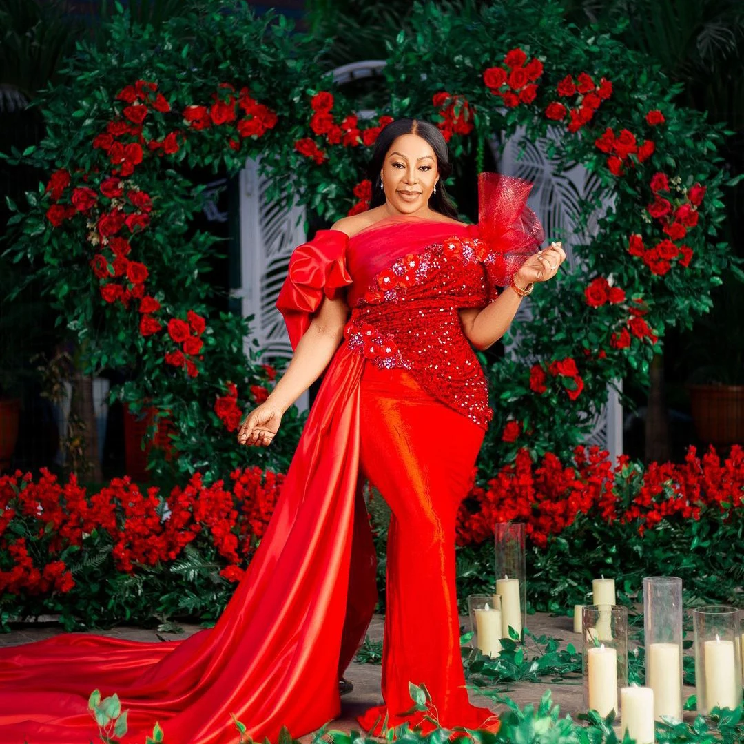 

Elegant Red Evening Dresses Cap Sleeves Sequins Beaded Ruffles With Overskirt Plus Size Mermaid Prom Gowns