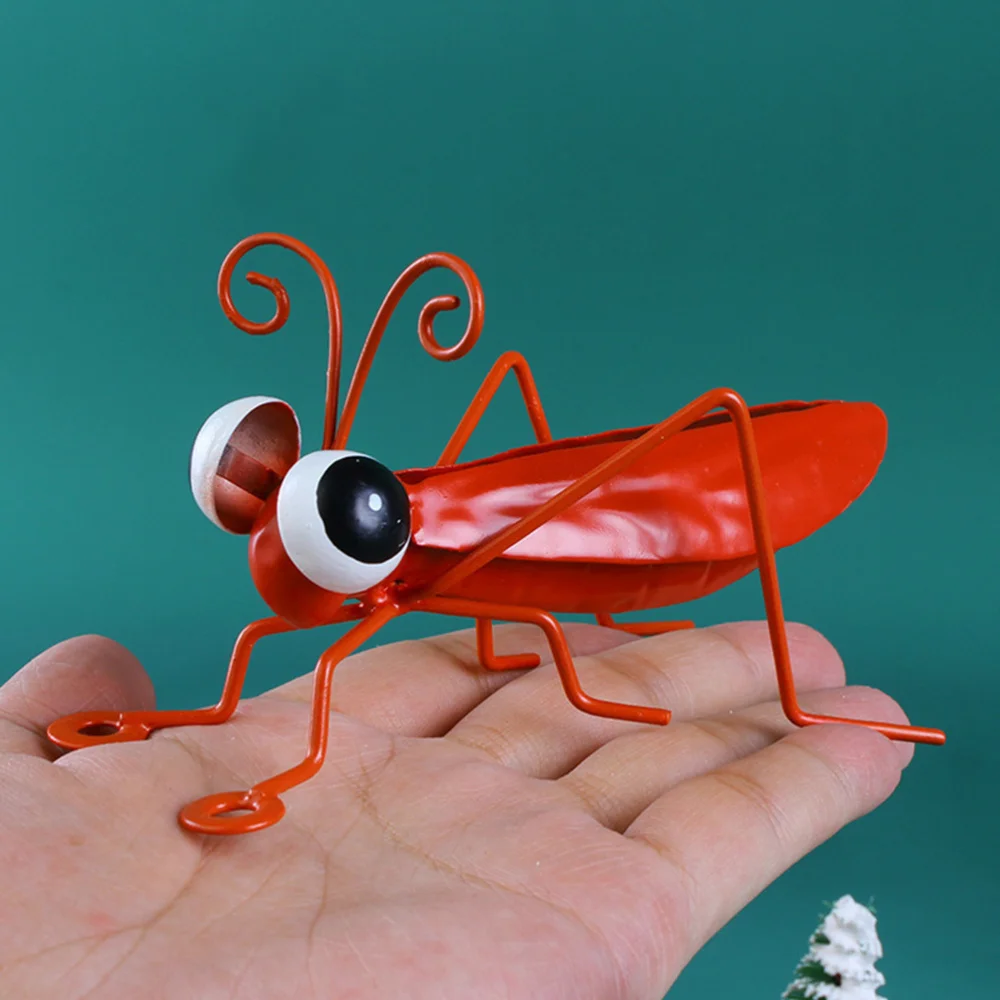

Locust Shape Ornament Miniature Desktop Adorment Metal Ornament (Random Color)