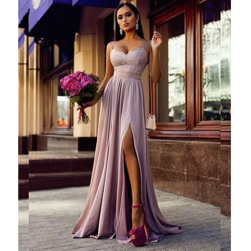 

Простое платье на тонких бретельках для выпускного вечера с кружевным лифом Платье макси с разрезом вечерние платья