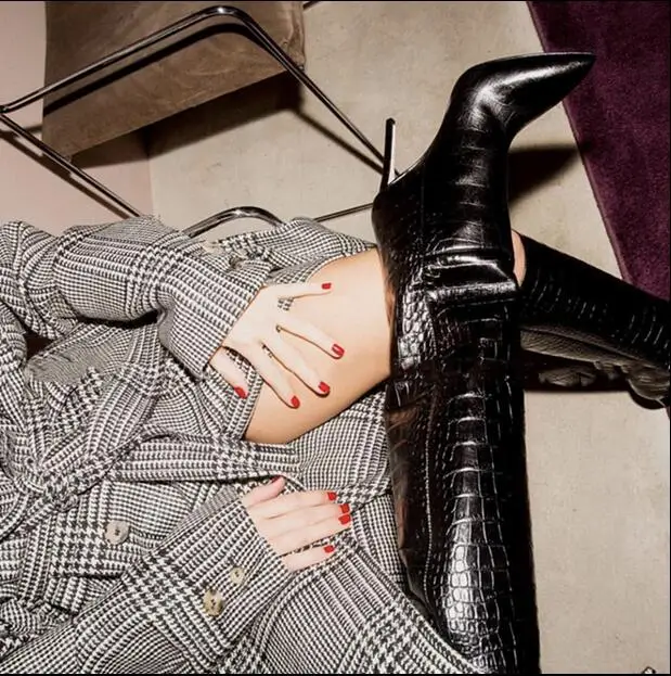 Стильные женские сапоги до колена с узором питона зеленые кожаные модельные